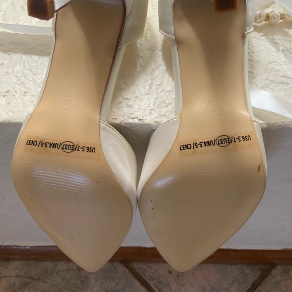 Beautiful champagne or cream color heels. - Picture 8 of 11